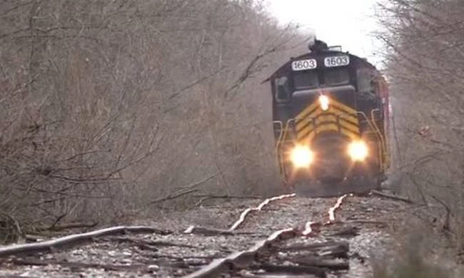 Οδηγός τρένου δίνει μάχη να το κρατήσει πάνω σε διαλυμένες γραμμές – Δείτε τι ακολουθεί…  – Βίντεο